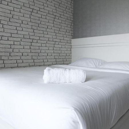 Modern And Comfortable Studio Apartment Springlake Summarecon Near Summarecon By Travelio Bekasi Ngoại thất bức ảnh