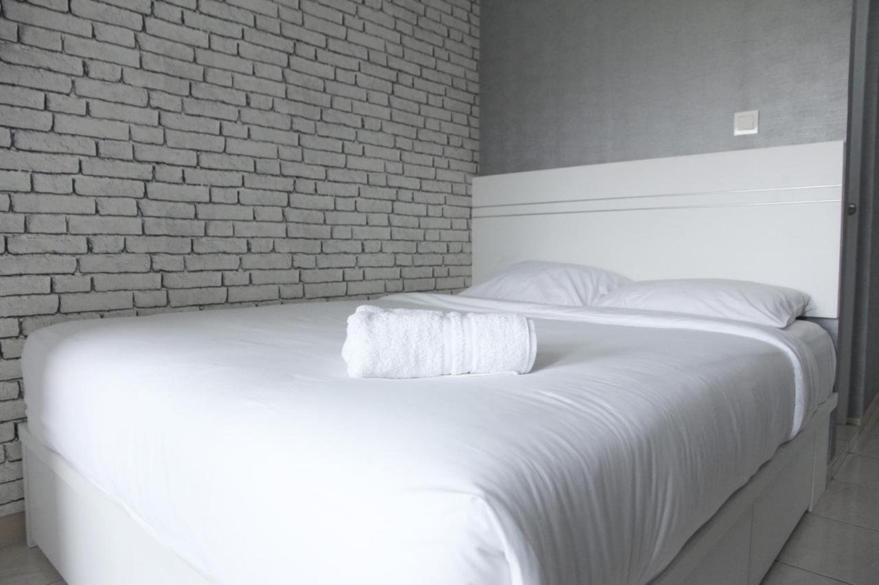 Modern And Comfortable Studio Apartment Springlake Summarecon Near Summarecon By Travelio Bekasi Ngoại thất bức ảnh